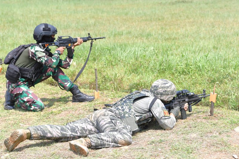 해병대는 지난 8월 25일부터 9월 5일까지 인도네시아 자카르타 남부 자와바랏 일대에서 미국, 인도네시아 등 다국적군과 함께 2025년 슈퍼가루다실드 연합훈련에 참가해 합작전 수행능력을 향상했다고 8일 밝혔다. 해병대 장병들이 인도네시아군과 실사격 훈련을 하고 있다. 해병대 제공
