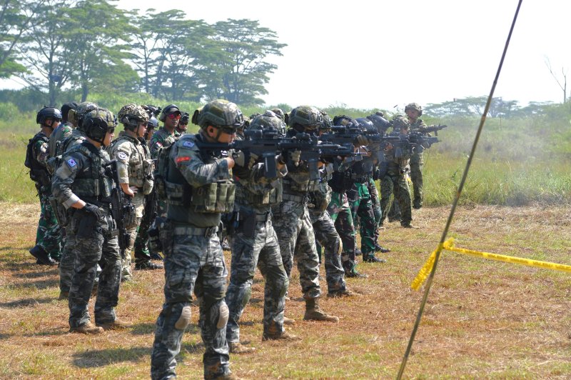 해병대는 지난 8월 25일부터 9월 5일까지 인도네시아 자카르타 남부 자와바랏 일대에서 미국, 인도네시아 등 다국적군과 함께 2025년 슈퍼가루다실드 연합훈련에 참가해 합작전 수행능력을 향상했다고 8일 밝혔다. 해병대 장병들이 인도네시아군과 실사격 훈련을 하고 있다. 해병대 제공