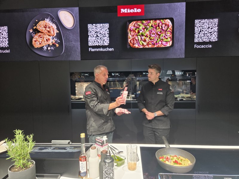 6일(현지시간) 독일 베를린에서 열리는 IFA 2025 밀레 부스에서 독일 셰프들이 쿠킹쇼를 진행하고 있다. 2025.9.6/뉴스1 ⓒ News1 박주평 기자
