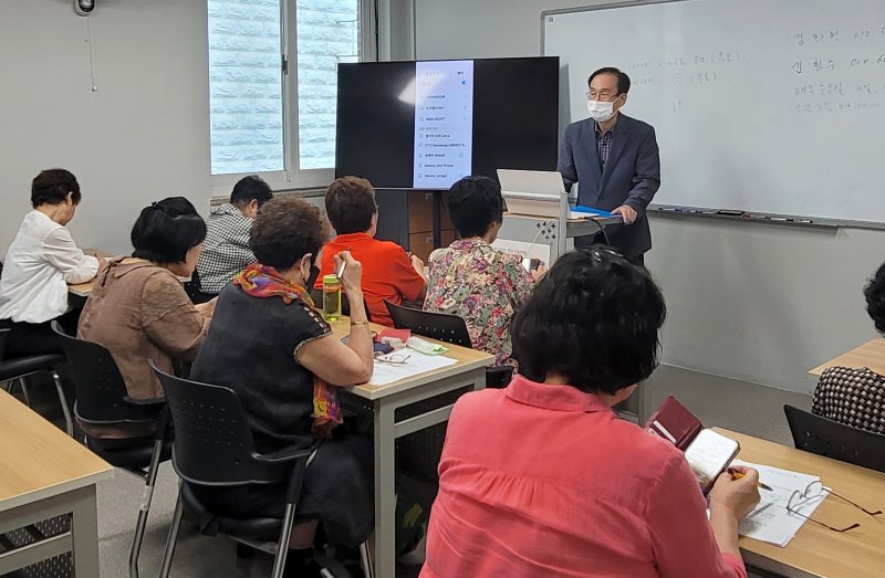 [광주=뉴시스] 광주서구노인종합복지관, 하반기 교육 프로그램 개강. (사진=광주서구노인종합복지관 제공). photo@newsis.com *재판매 및 DB 금지