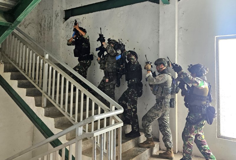 해병대가 지난 달 25일부터 이달 5일까지 인도네시아 자카르타 남부 자와바랏 일대에서 2025년 슈퍼가루다실드 연합훈련을 했다고 8일 밝혔다. 해병대 장병들이 인도네시아군과 연합팀을 이뤄 도시지역전투 훈련간 근접전투기술을 숙달하고 있다. 해병대사령부 제공