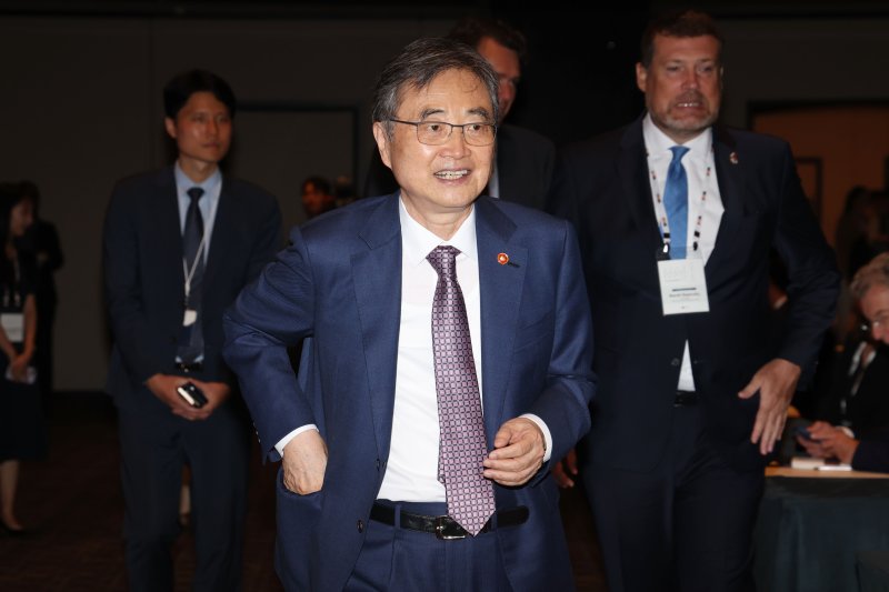 조현 외교부 장관(가운데)이 8일 오전 서울 용산구 그랜드 하얏트 서울에서 열린 2025 세계신안보포럼에 참석하고 있다.뉴스1