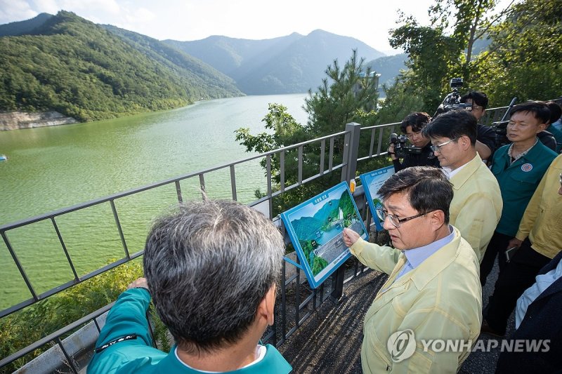 김성환 장관, 도암댐 현장 점검 (출처=연합뉴스)