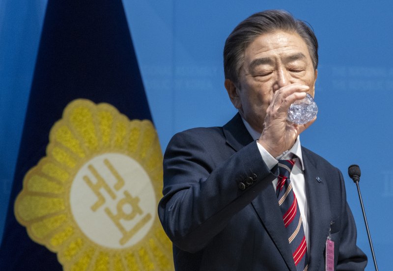 김형석 독립기념관장이 8일 국회 소통관에서 '독립기념관 바로 세우기' 기자회견을 하다 물을 마시고 있다. 김 관장은 이날 국민의힘 김민전 의원의 주선으로 국회 내 기자회견장을 사용했다. 기자회견을 마친 뒤 천안이 지역구인 더불어민주당 문진석, 이재관 의원의 항의를 받은 뒤 설전을 벌이다, 시민단체의 규탄 시위 속 국회를 떠났다. 연합뉴스