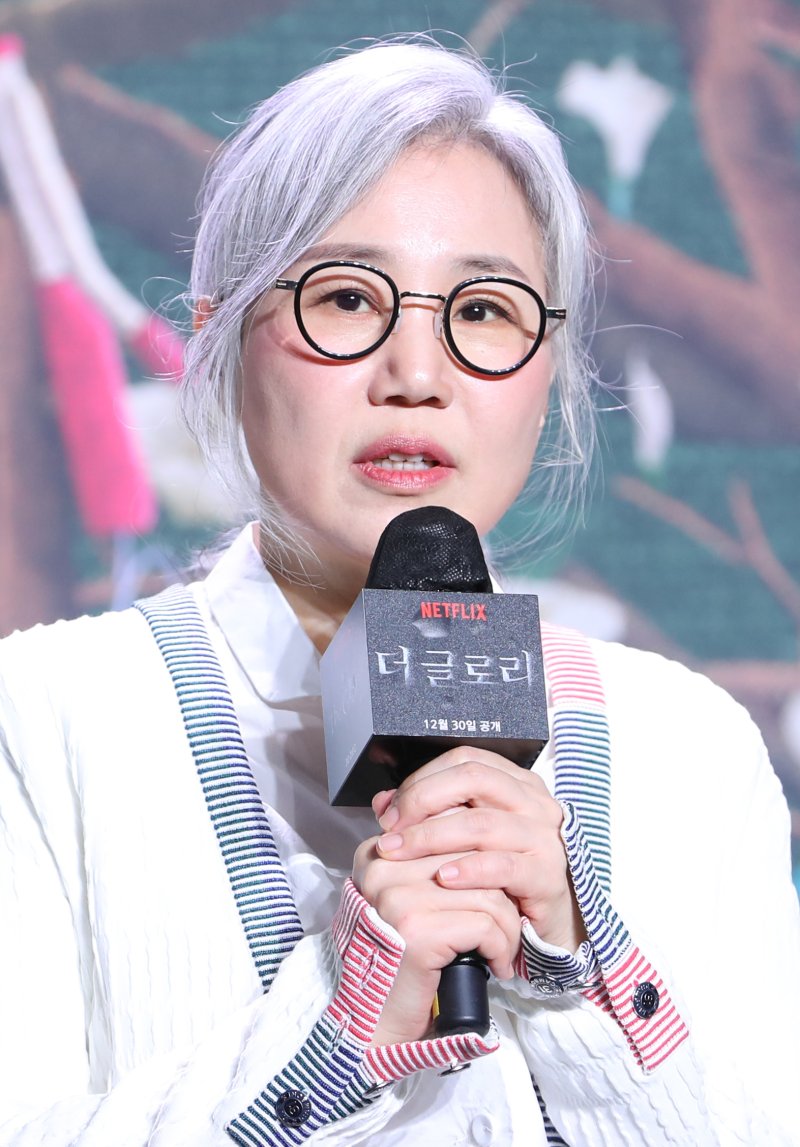 김은숙 작가·윤하림 대표, '가뭄' 강릉 위해 4000만원어치 생수 기부