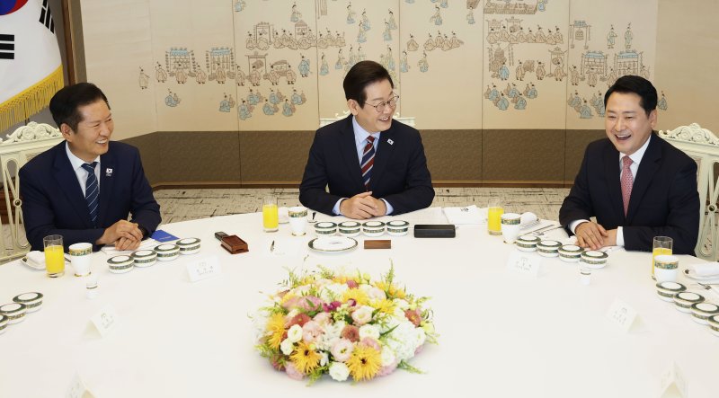 이재명 대통령이 8일 서울 용산 대통령실 청사에서 열린 여야 지도부 오찬 회동에서 더불어민주당 정청래 대표, 국민의힘 장동혁 대표와 대화하고 있다. 뉴시스