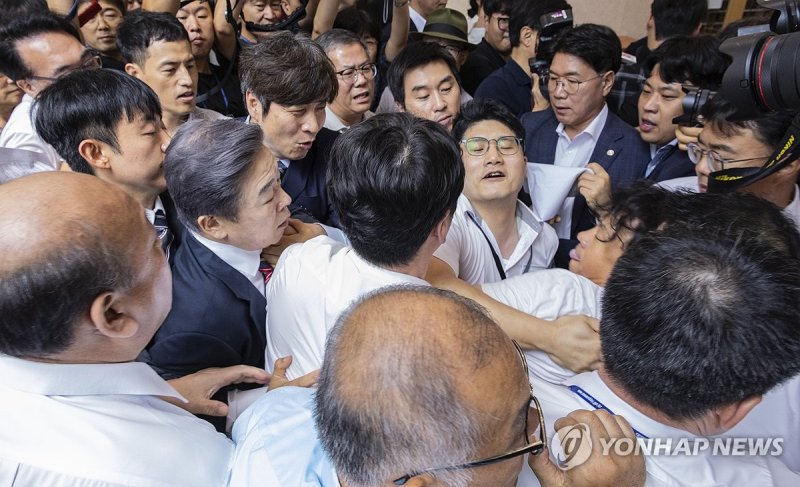 국회에서 기습 기자회견 한 김형석 독립기념관장, 항의 속 퇴장 (출처=연합뉴스)