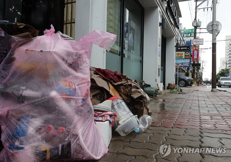 폭우 머금은 쓰레기 (출처=연합뉴스)