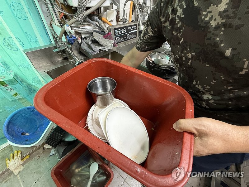 설거지 물 아끼는 강릉 상인 (출처=연합뉴스)