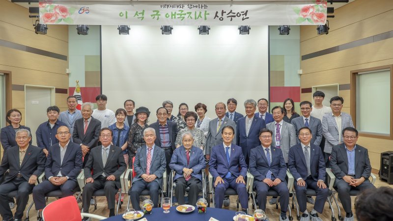 권오을 국가보훈부 장관이 8일 오후 전북 전주보훈요양원에서 올해 100세 생신을 맞은 이석규 애국지사 상수연에 참석해 기념촬영을 하고 있다. 국가보훈부 제공