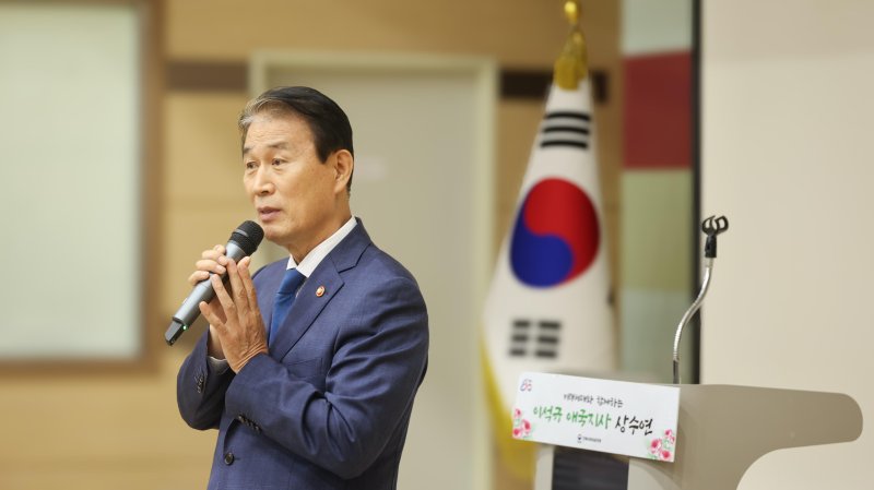 권오을 국가보훈부 장관이 8일 오후 전북 전주보훈요양원에서 올해 100세 생신을 맞은 이석규 애국지사 상수연에 참석해 환영사를 하고 있다. 국가보훈부 제공