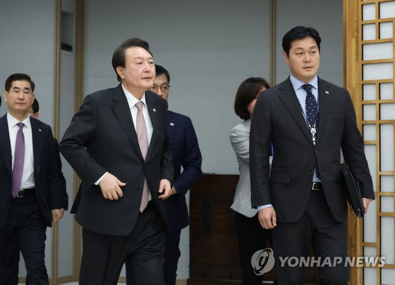 윤석열 전 대통령과 김승희 전 대통령실 의전비서관(오른쪽) (출처=연합뉴스)