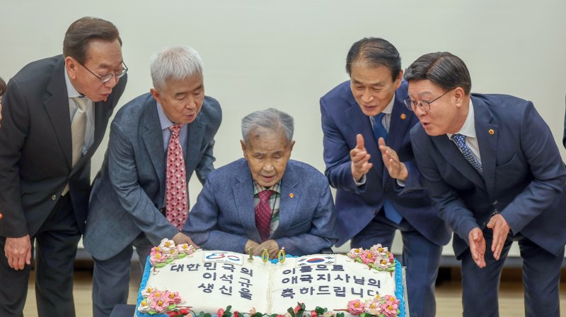 권오을 국가보훈부 장관이 8일 오후 전북 전주보훈요양원에서 올해 100세 생신을 맞은 이석규 애국지사 상수연에 참석해 참석자들과 촛불을 불고 있다. 국가보훈부 제공