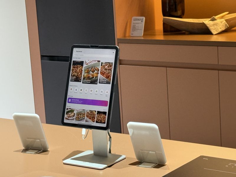 LG전자 씽큐 온과 연결된 냉장고가 관람객들에게 재료에 따른 레시피를 추천해주고 있다. 사진=임수빈 기자