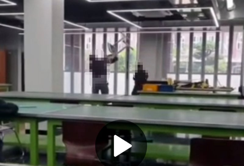 수업 중 책상에 올라가 춤추고 노래…격분한 강사가 한 행동은