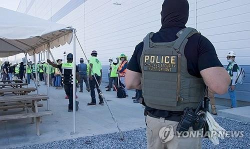 지난 4일 미 이민세관단속국(ICE) 불법체류자 단속 모습 (출처=연합뉴스)