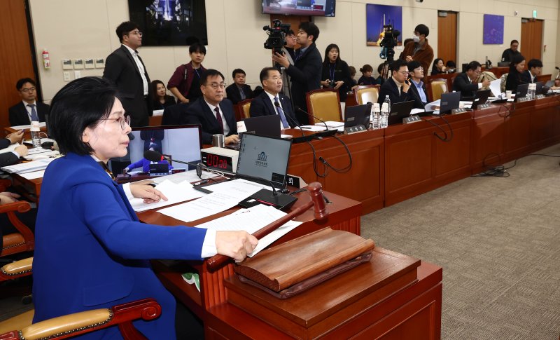 최민희 과학기술정보방송통신위원장이 26일 오전 서울 여의도 국회에서 열린 과학기술정보방송통신위원회 제17차 전체회의에서 인공지능(AI) 관련 법안들을 가결하고 있다. 2024.11.26/뉴스1 ⓒ News1 김민지 기자
