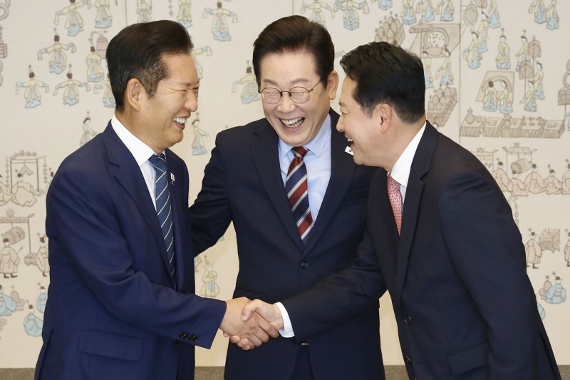 [서울=뉴시스] 최동준 기자 = 이재명 대통령이 8일 서울 용산 대통령실 청사에서 열린 여야 지도부 오찬 회동에 앞서 정청래 더불어민주당 대표와 장동혁 국민의힘 대표의 악수 모습을 보며 밝게 웃고 있다. 2025.09.08. photocdj@newsis.com