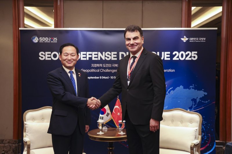 한국-튀르키예 국방차관 회담. 이두희 국방부 차관(된쪽)이 헤이벳 튀르키예 국방차관과 회담에 앞서 악수를 하고 있다. 국방부 제공.