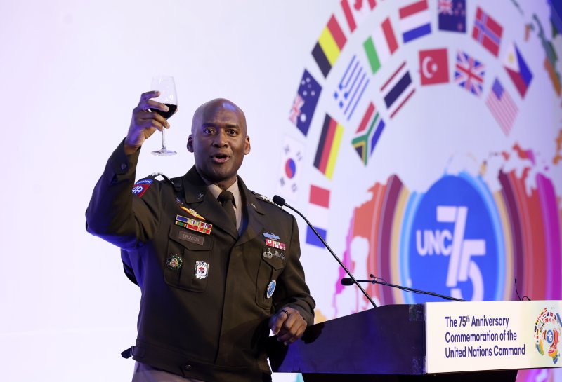 제이비어 브런슨 주한미군사령관 겸 한미연합군사령관이 지난 9월 8일 오후 서울 중구 웨스틴조선호텔에서 열린 유엔사 창설 75주년 기념행사에서 건배 제의를 하고 있다. 뉴시스