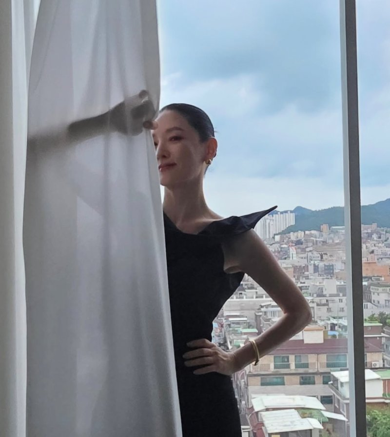 이영애 블랙 드레스&middot;올백 머리 완벽 조합…'손하트' 애교