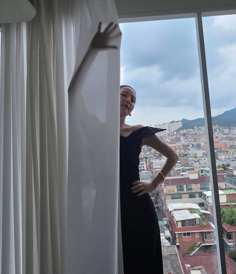 이영애 블랙 드레스&middot;올백 머리 완벽 조합…'손하트' 애교