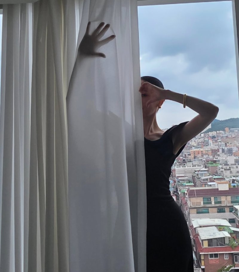 이영애 블랙 드레스&middot;올백 머리 완벽 조합…'손하트' 애교