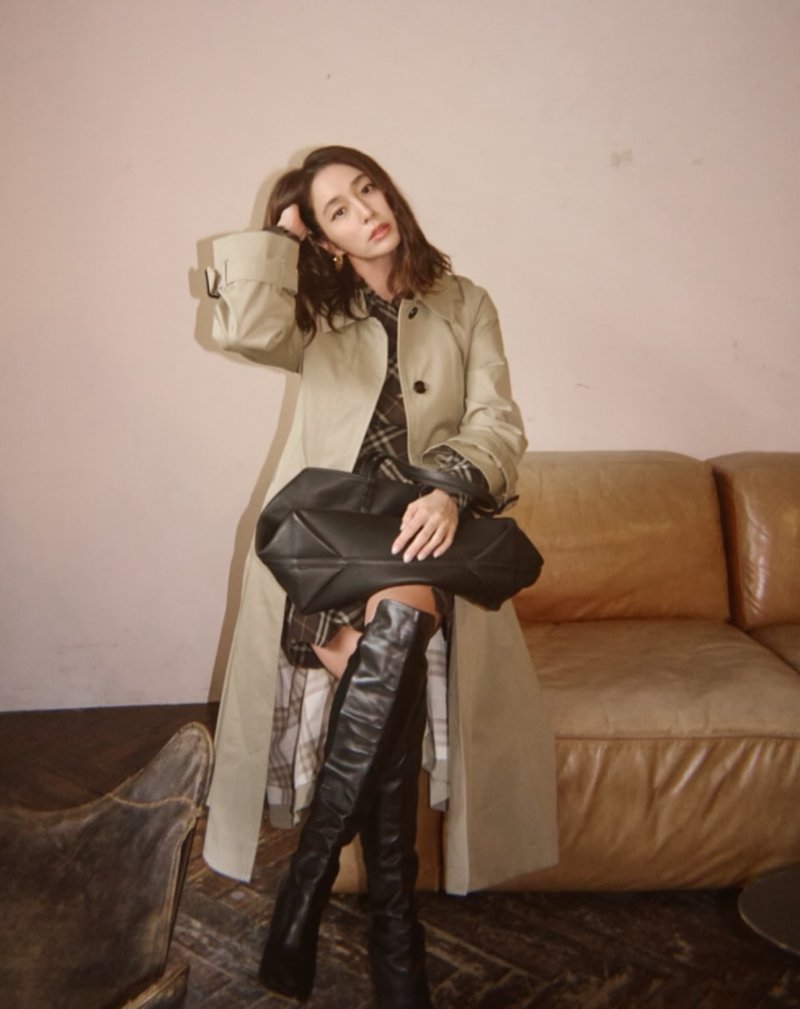 이민정 베네치아 다녀와 물오른 미모…트렌치코트 찰떡 소화