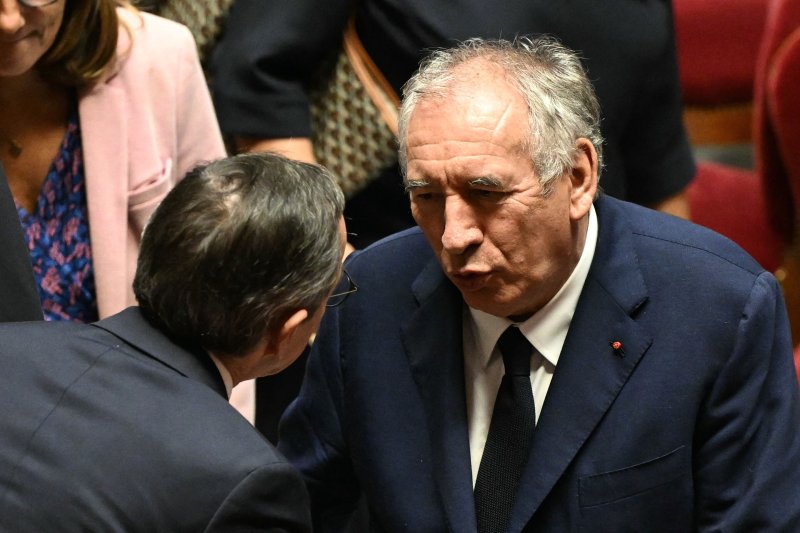 프랑수아 바이루(오른쪽) 프랑스 총리가 8일(현지시간) 파리 국회의사당에서 자신의 불신임안이 통과됙 직후 브뤼노 르테이유 내무장관과 대화하고 있다. 바이루 총리는 취임 9개월 만에 의회의 불신임안 통과로 쫓겨났다. AFP 연합