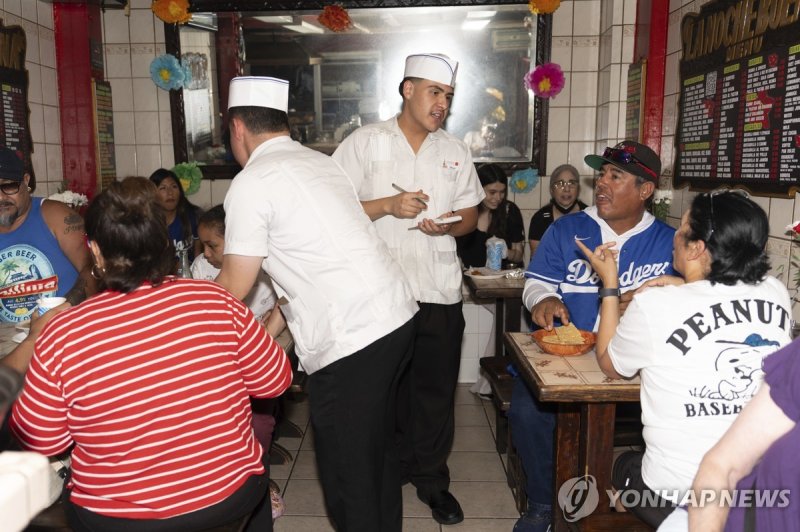 LA 다운타운 식당에서 일하는 히스패닉계 종업원들.연합뉴스
