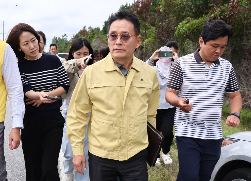 조기중 워싱턴 총영사가 8일(현지시간) 미국 당국의 이민단속으로 체포된 현대차-LG엔솔 배터리공장 건설 현장 직원들이 수감돼 있는 조지아주 포크스턴의 이민세관단속국(ICE) 구금시설로 향하며 취재진 질문에 답하고 있다. 연합뉴스