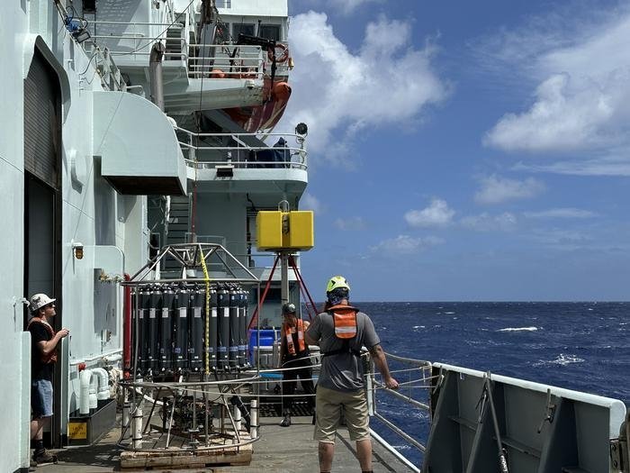 바닷물 표본을 채취하는 미국 워싱턴대 연구선 토머스 G. 톰슨호 (출처=연합뉴스)