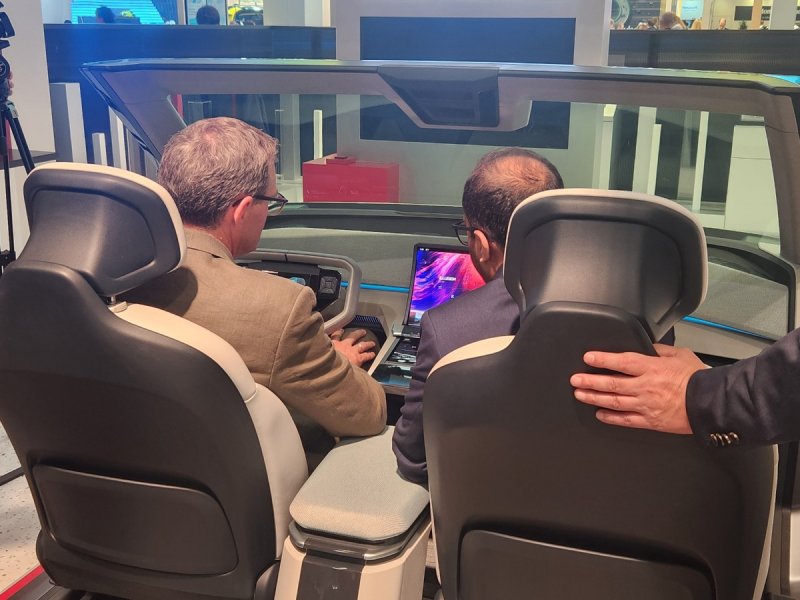 글로벌 고객들이 독일 뮌헨에서 열린 IAA 모빌리티 2025에서 현대모비스의 홀로그래픽 윈드쉴드 디스플레이(HWD)를 체험하는 모습. 사진=뉴시스