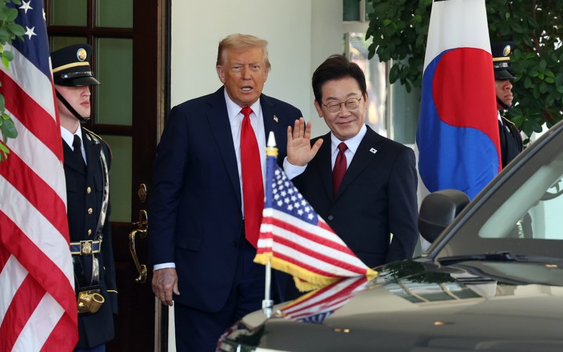 [워싱턴=뉴시스] 고범준 기자 = 이재명 대통령과 도널드 트럼프 미국 대통령이 25일(현지 시간) 미국 워싱턴DC 백악관에서 한미 정상회담에 앞서 인사를 하고 있다. 2025.08.26. bjko@newsis.com