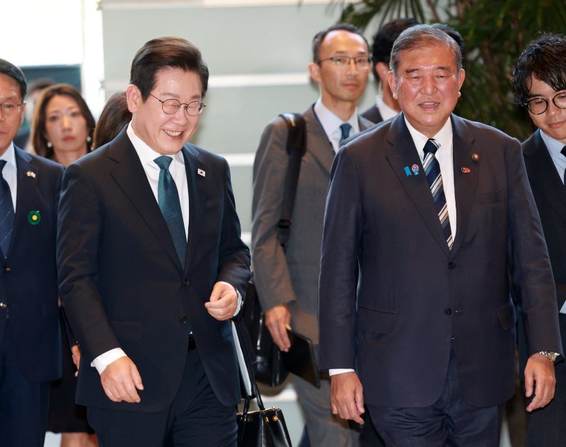 [도쿄=뉴시스] 고범준 기자 = 이재명 대통령과 이시바 시게루 일본 총리가 23일(현지 시간) 일본 도쿄 총리 관저에서 정상회담을 하기 위해 이동하고 있다. 2025.08.23. bjko@newsis.com