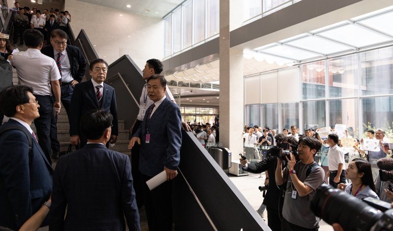 김형석 독립기념관장이 8일 서울 여의도 국회 소통관에서 대국민 기자회견을 마치고 차량으로 향하기 전 대기하고 있다. 2025.9.8/뉴스1 ⓒ News1 이승배 기자