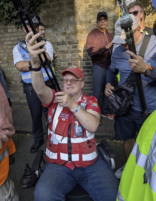 [뉴시스] 영국에서 여성과 아동 보호 시위를 주도하며 수천명의 팔로워를 끌어모은 유튜버가 아동 성범죄자였다는 사실이 드러나며 충격을 주고 있다. (사진=데일리메일 갈무리) 2025.09.08 *재판매 및 DB 금지