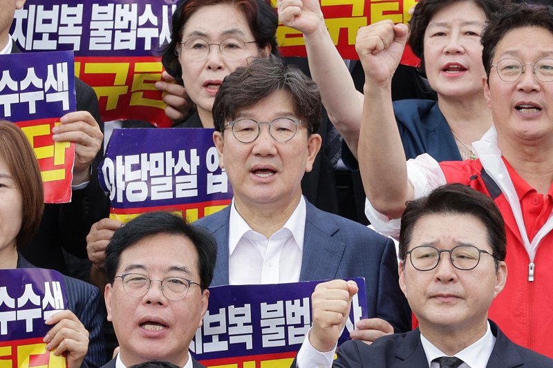 권성동 국민의힘 의원이 4일 오전 서울 여의도 국회 본청 계단에서 열린 야당말살 정치탄압 특검수사 규탄대회에서 구호를 외치고 있다. 2025.9.4/뉴스1 ⓒ News1 신웅수 기자