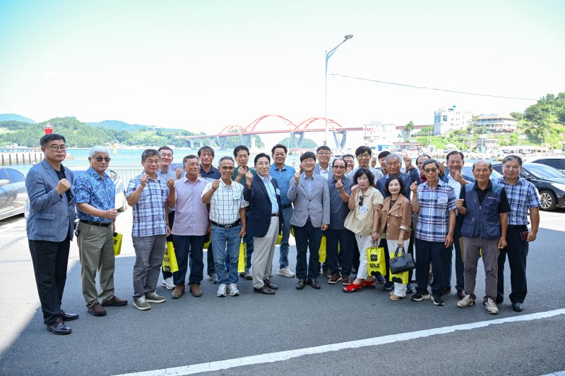 [거제=뉴시스] 신정철 기자= 거제시는 8일 수양동을 끝으로 ‘찾아가는 면·동 현안청취 간담회’를 성공적으로 마무리했다.이번 간담회는 지난 7월 8일 아주동에서 시작해 약 두 달간 진행됐으며, 거제시 18개 면·동, 이·통장 400여 명이 참여해 지역 현안과 발전 방향에 대해 논의하는 뜻깊은 자리가 됐다.사진은 사등면 간담회 후 기념사진 모습.(사진=거제시 제공).2025.09.08. photo@newsis.com *재판매 및 DB 금지