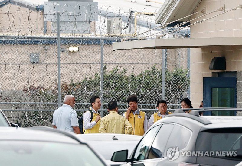 ICE와 교섭 마치고 이동하는 현장 대책반 (출처=연합뉴스)