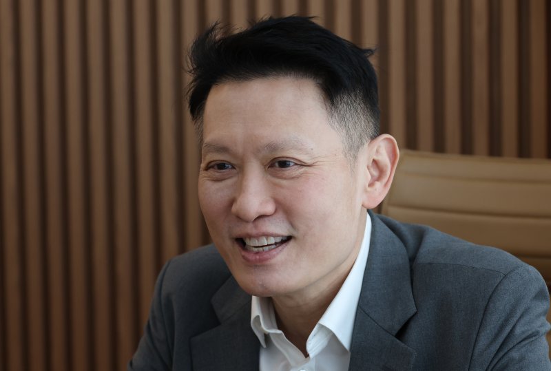 리처드 텅 바이낸스 최고경영자(CEO)가 지난달 8일 서울 서대문구 피알브릿지 라운지에서 진행된 ‘2025년 바이낸스 블록체인 세미나(BBS)’에서 기자들의 질문에 답하고 있다. 사진=연합뉴스