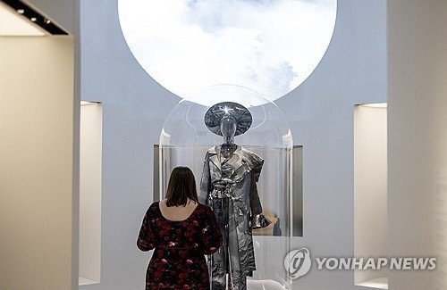 2024년 미국 뉴욕시 메트로폴리탄 미술관에서 전시된 테베 마구구의 의상 작품 (출처=연합뉴스)