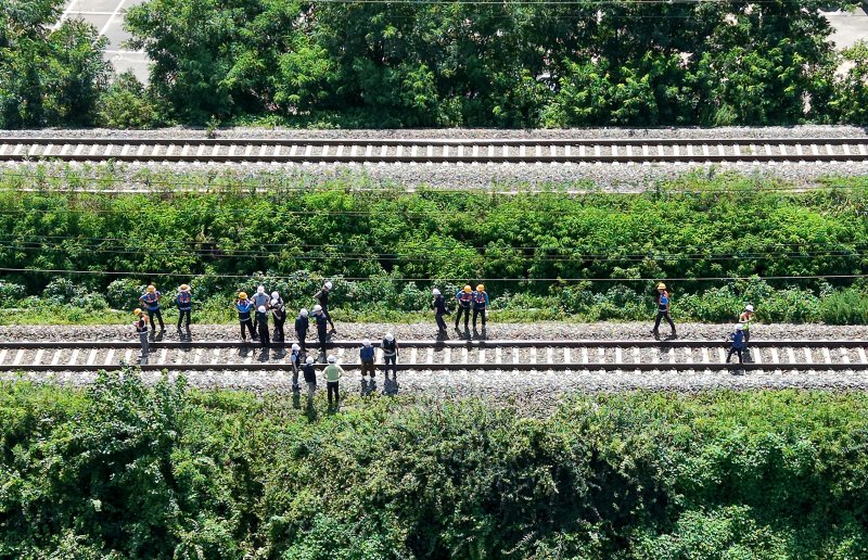 [청도=뉴시스] 이무열 기자 = 무궁화호 열차가 선로 인근에서 작업 중이던 근로자 7명을 치는 사고가 발생한 지난달 19일 경북 청도군 화양읍 삼신리 경부선 철로에서 경찰과 소방, 코레일 등 관계들이 사고가 난 현장을 조사하는 모습. 2025.09.08. lmy@newsis.com