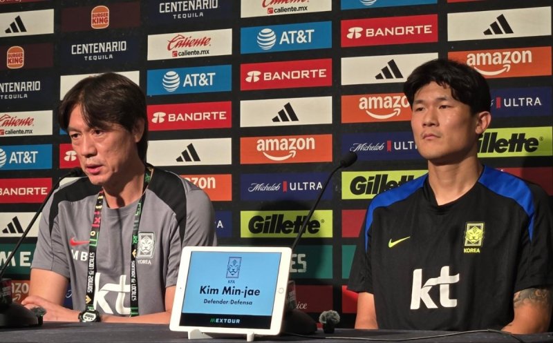 기자회견에 참석한 홍명보 감독과 김민재 (출처=연합뉴스)