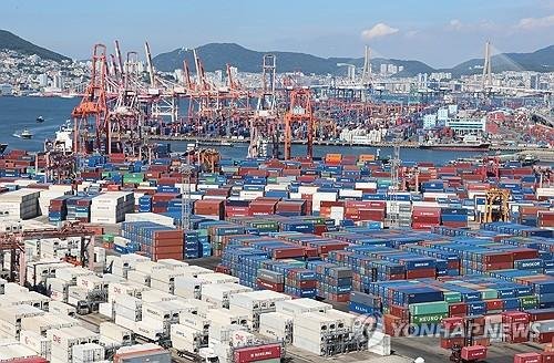 부산항 신선대부두, 감만부두에 컨테이너가 가득 쌓여 있는 모습 (출처=연합뉴스)