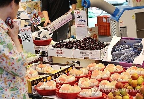 서울의 한 재래시장에서 과일을 고르는 시민 (출처=연합뉴스)
