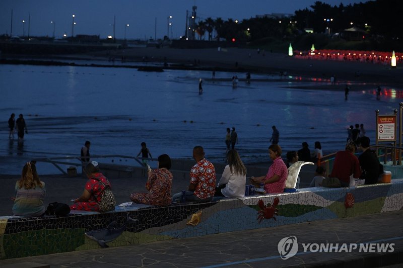 열대야에 제주시 이호테우 해수욕장에서 더위 식히는 사람들 (출처=연합뉴스)