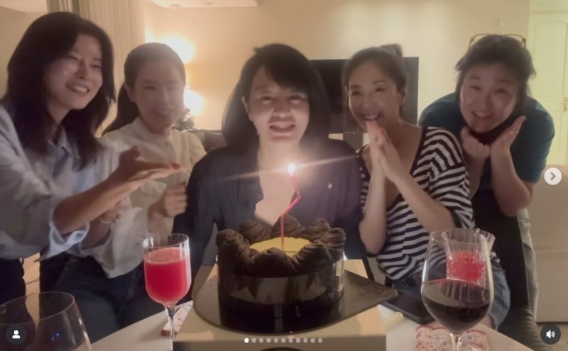 김혜수, 송윤아·문정희·유선·이태란 축하 속 생일 파티…미녀 총집합