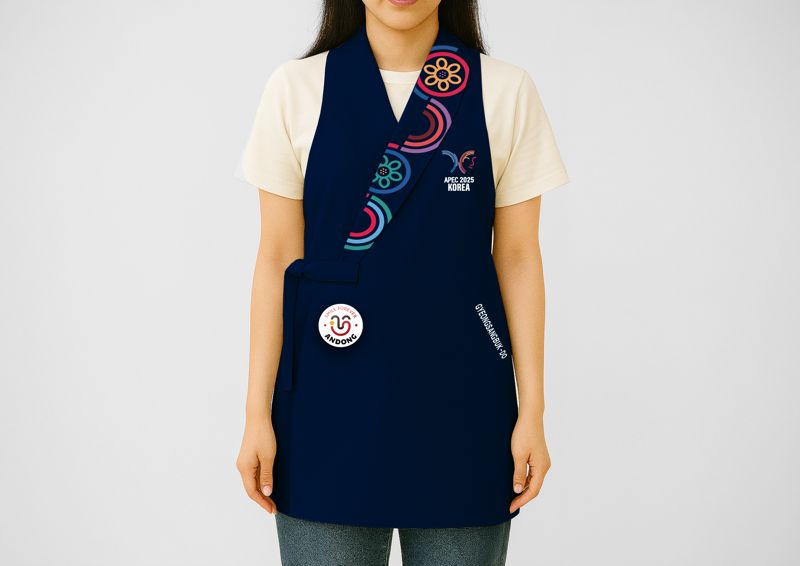 경북도가 APEC 정상회의의 성공 개최를 위해 착실하게 준비하고 있다. 사진은 APEC 2025 특별판(Edition) 위생복 디자인 한복형 앞치마. 경북도 제공