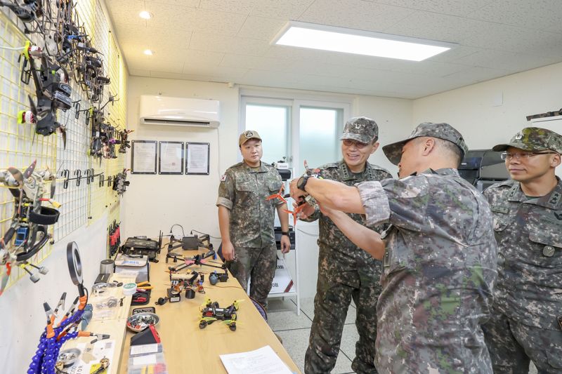 김규하 육군참모총장(왼쪽 두 번째)은 지난 8일 5사단을 방문해 AI기반 GOP과학화경계작전 시범부대와 드론을 제작·정비·교육하는 '드론공작소'를 점검하고 창끝부대 장병들과 직접 소통 하며 군생(軍生) 현장을 확인했다. 김 총장이 5사단에서 운영 중인 드론공작소의 드론 제작·정비·교육 체계를 점검하고 있다. 육군 제공